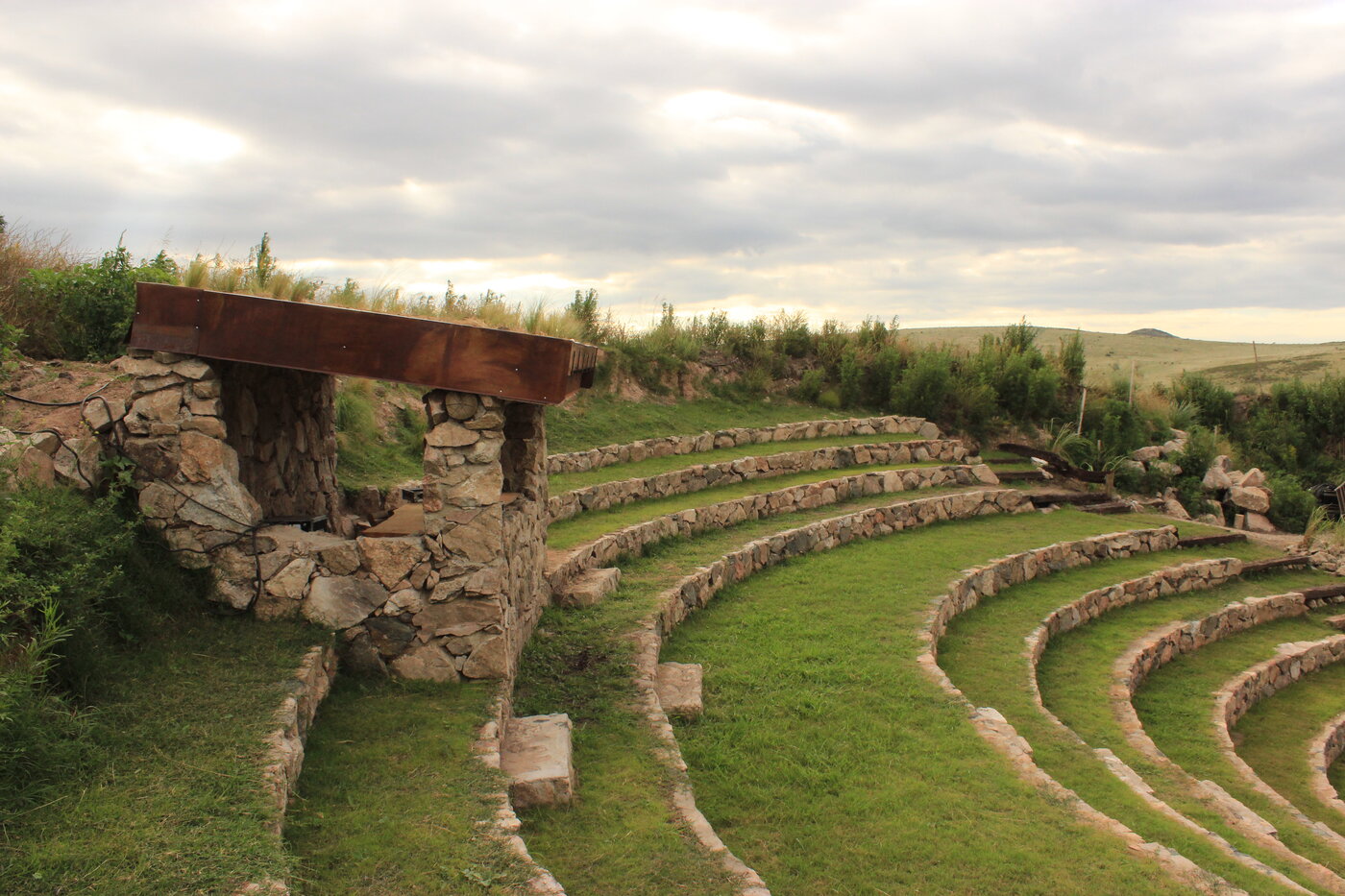 Gradas de piedra del anfiteatro al atardecer
