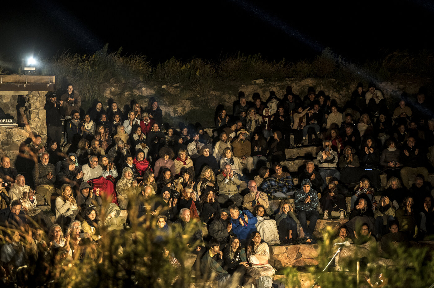 Público aplaudiendo en una sesión nocturna